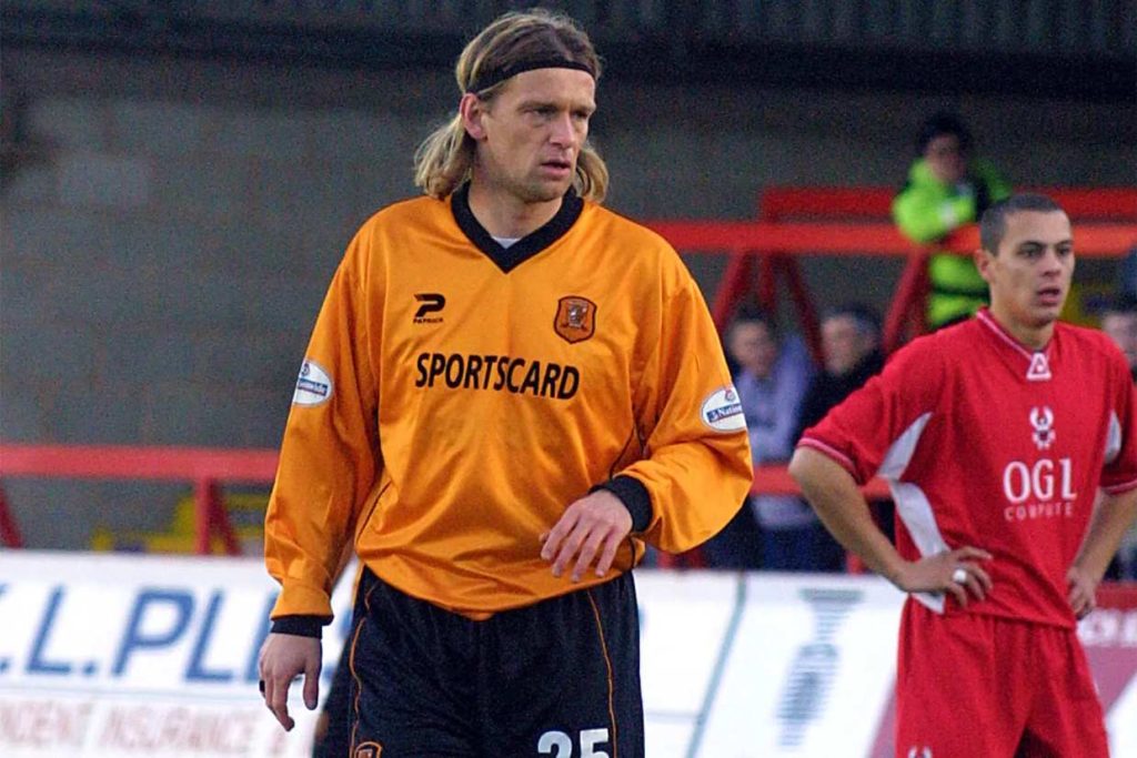 炸裂！30年后「长发门神」再曝猛料！拯救西布朗+征服赫尔城的双面传奇，揭秘英超初代黄金假发潮！